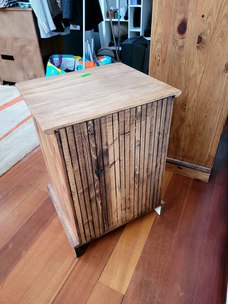 Cómoda e mesinha de cabeceira estilo rústico
