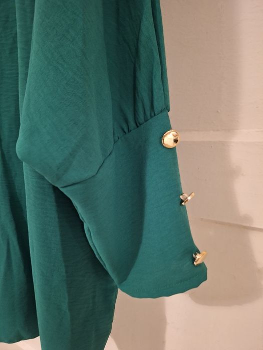 Zieleń bluzeczka. Cudna na wyjście. Zdobione guzikami rękawy