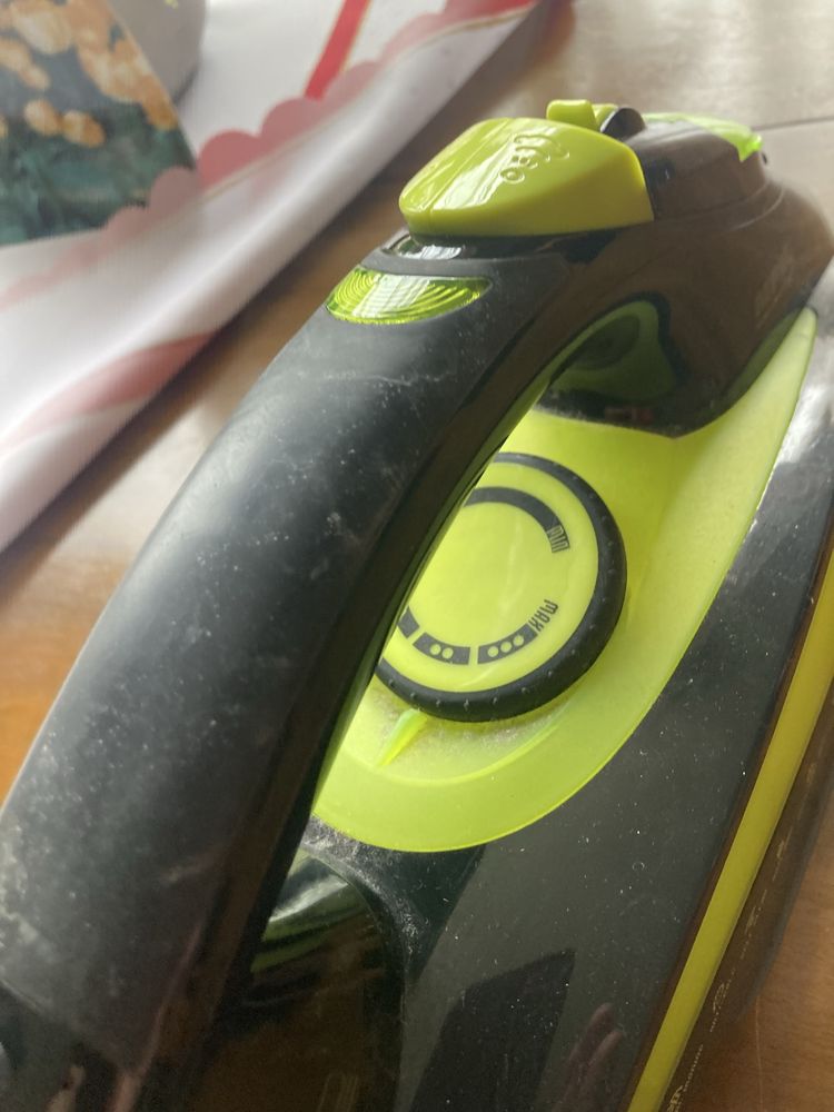 Żelazko parowe ze stopą ceramiczną model MZE-04