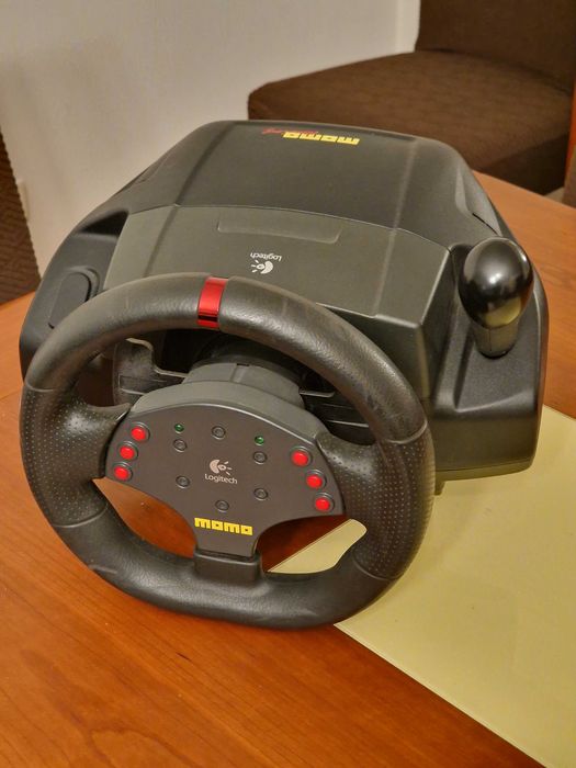 Volante Logitech Momo Racing