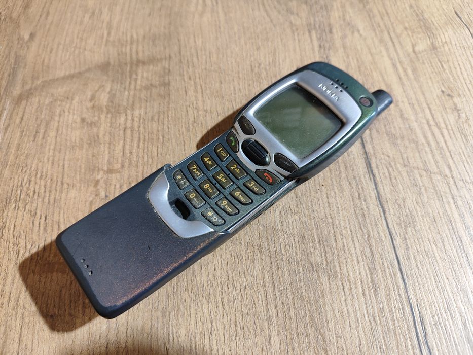 Telefon komórkowy retro GSM Nokia 7110 Matrix Banan Uruchamia się