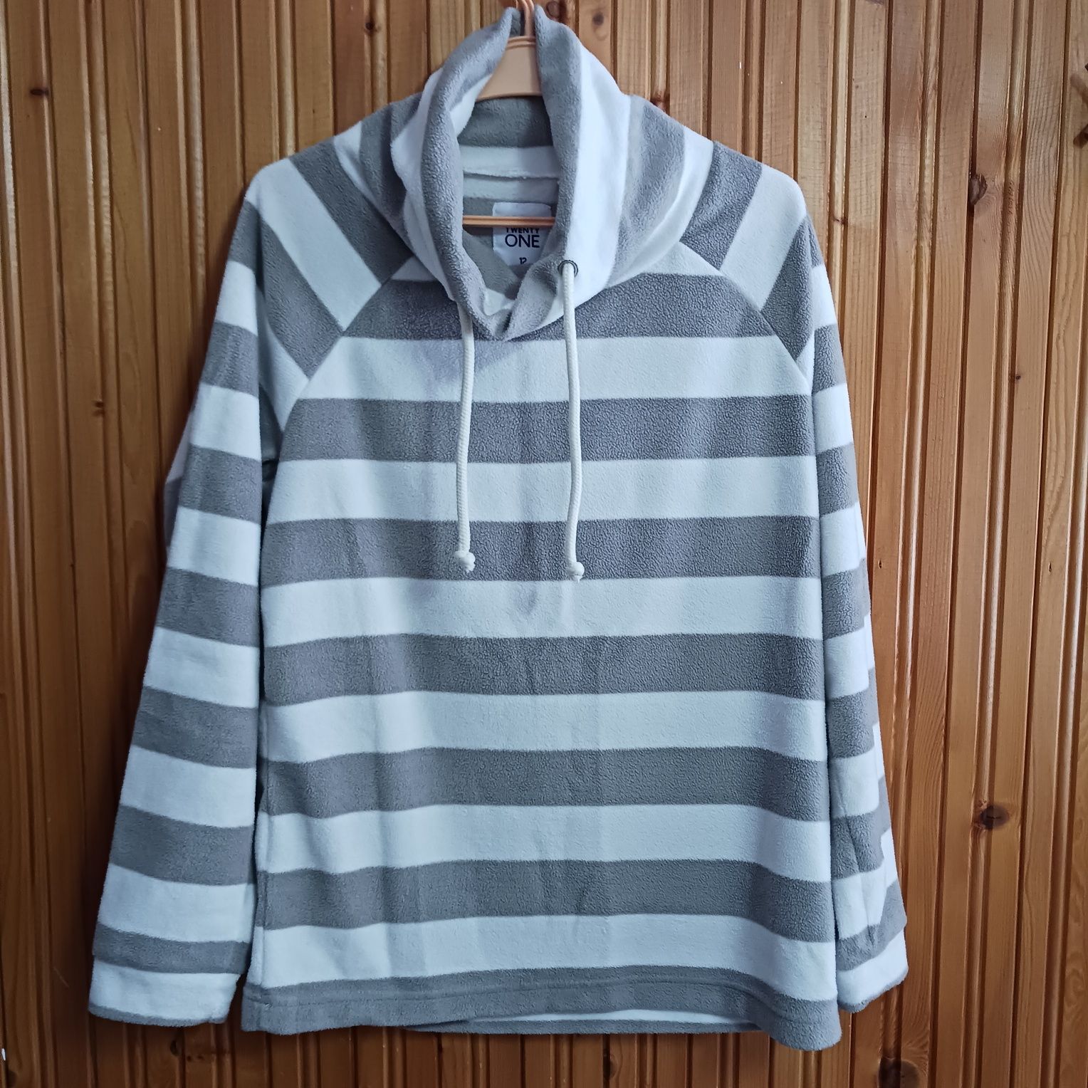 Bluza , ciepła. Zakładana przez głowę