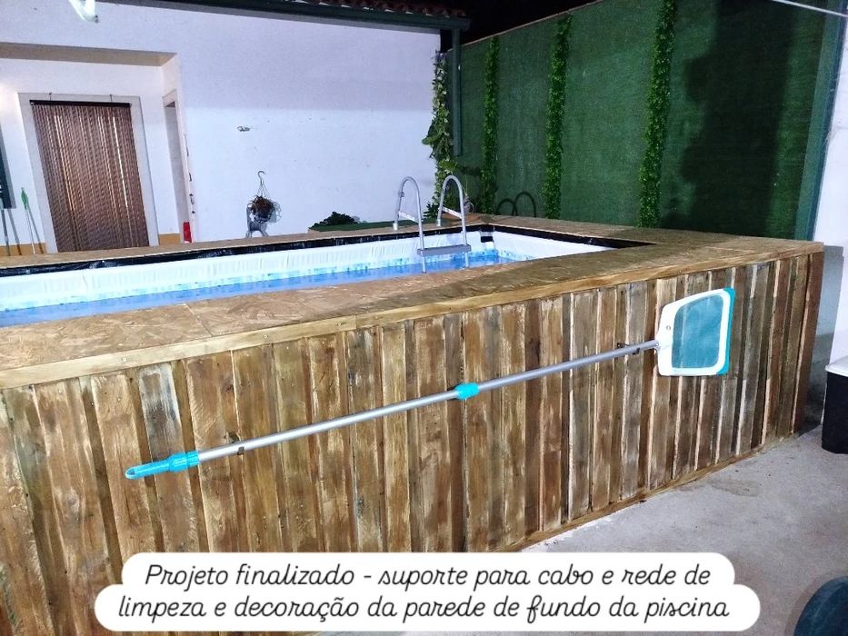 Montagem de estrutura em volta de piscina de lona