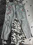 Spodnie typu mom jeans z ozdobnym haftem