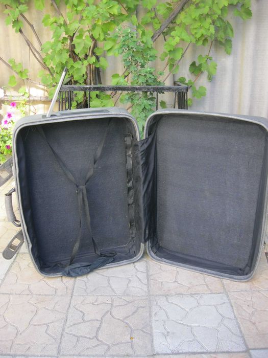 Продам чемодан на колесах