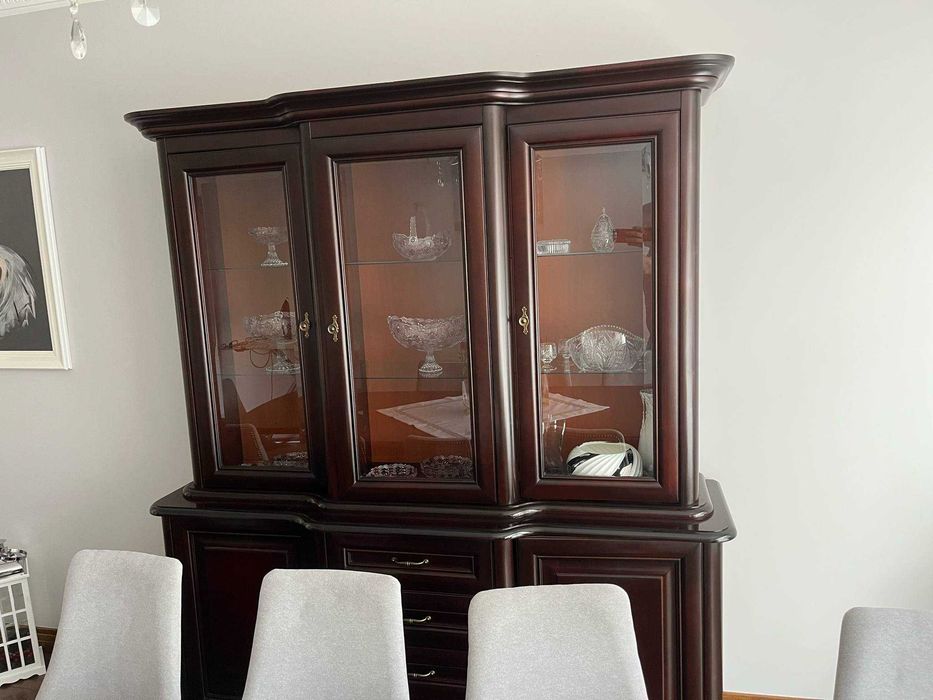 Kredens drewniany z podświetleniem wewnętrznym