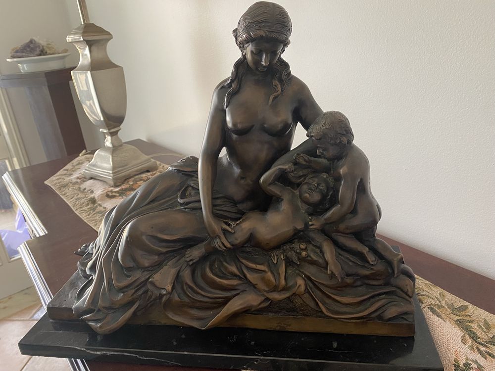 Estatua em bronze e base em marmore de Mãe e filhos, lindissima