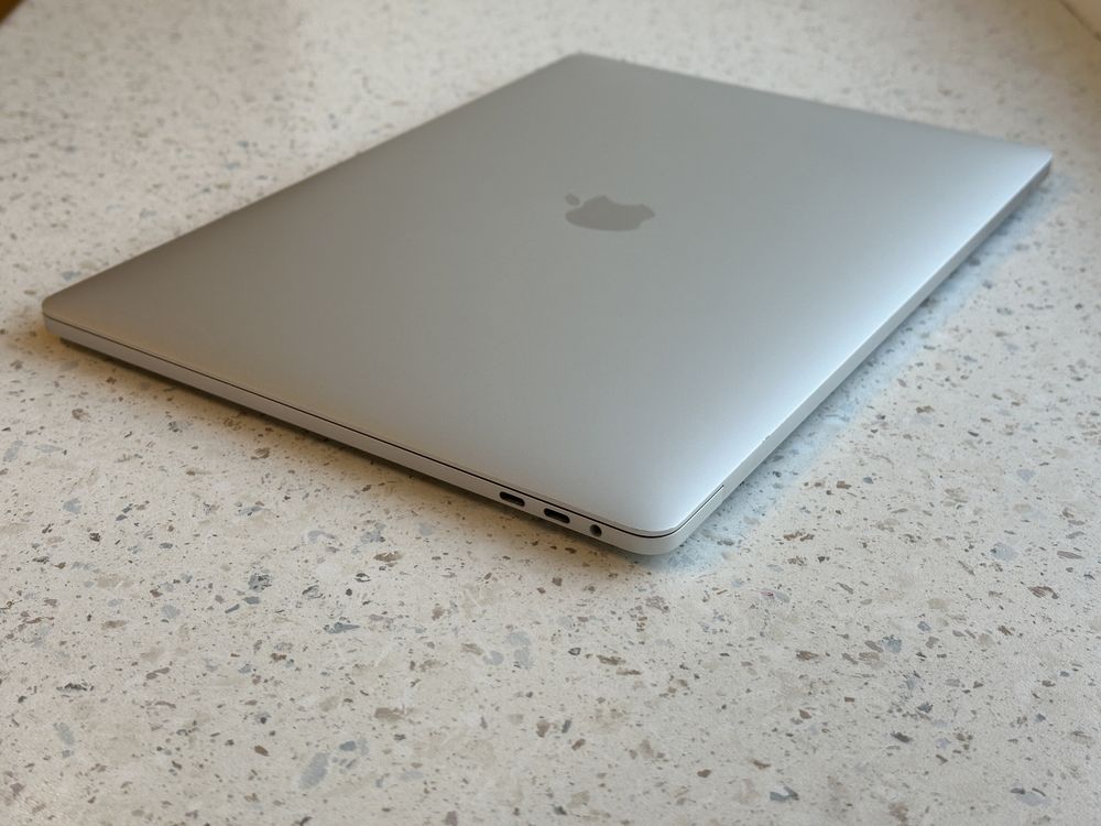 MacBook Pro 15 2018 16/512Gb i7 Radeo Pro 560X