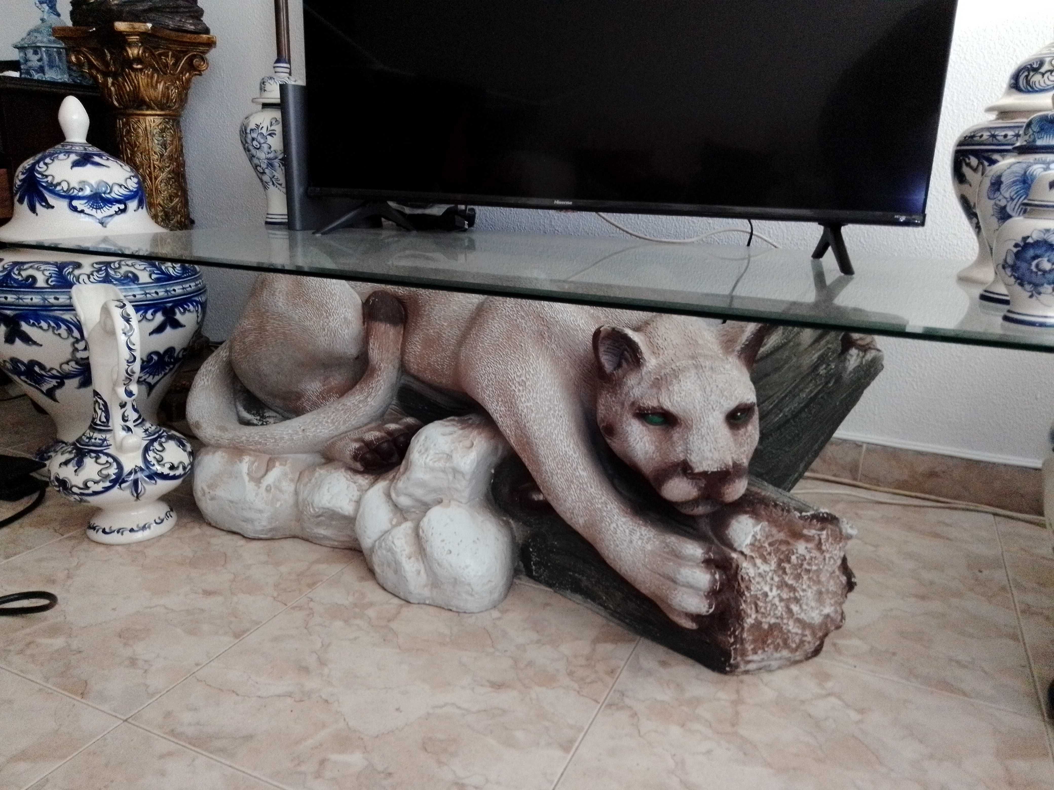 mesa de vidro com tigre