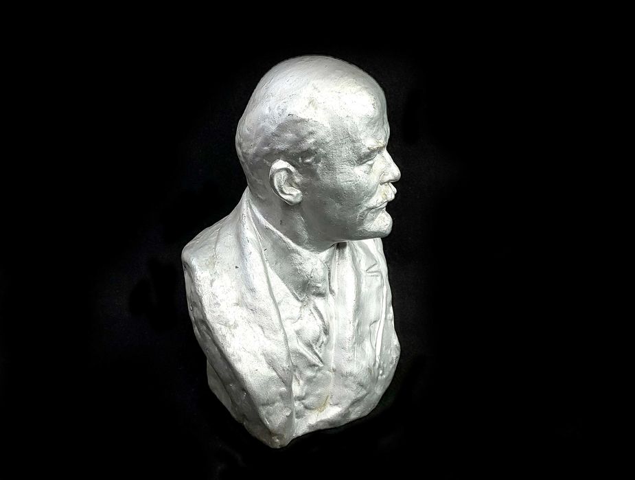 Статуэтка. Бюст В.И. Ленина Гжель 1940 год.