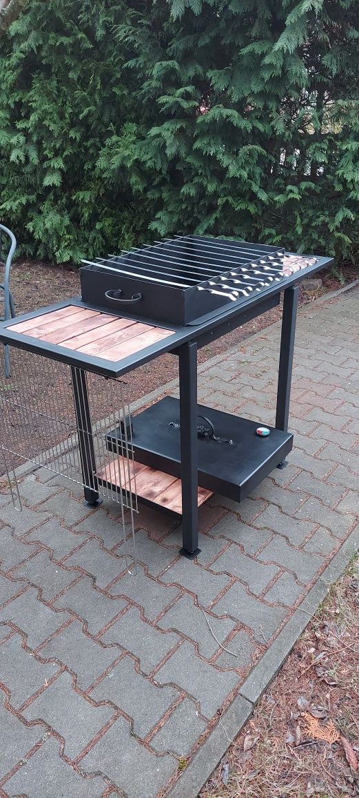Nowy  grill  ładnie wygląda.