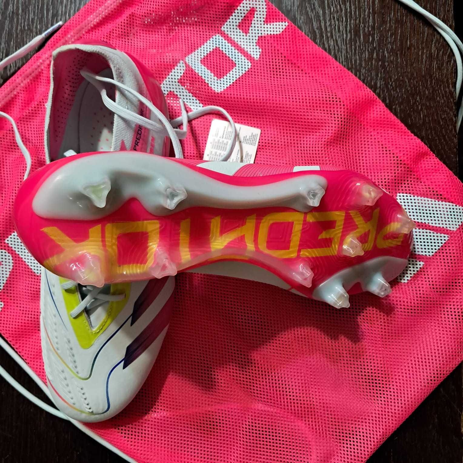 Chuteiras Adidas nr41 e um terço