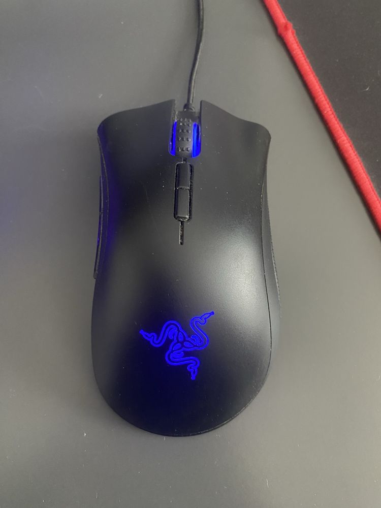 Komputer stacjonarny z monitorem i calym set-upem.