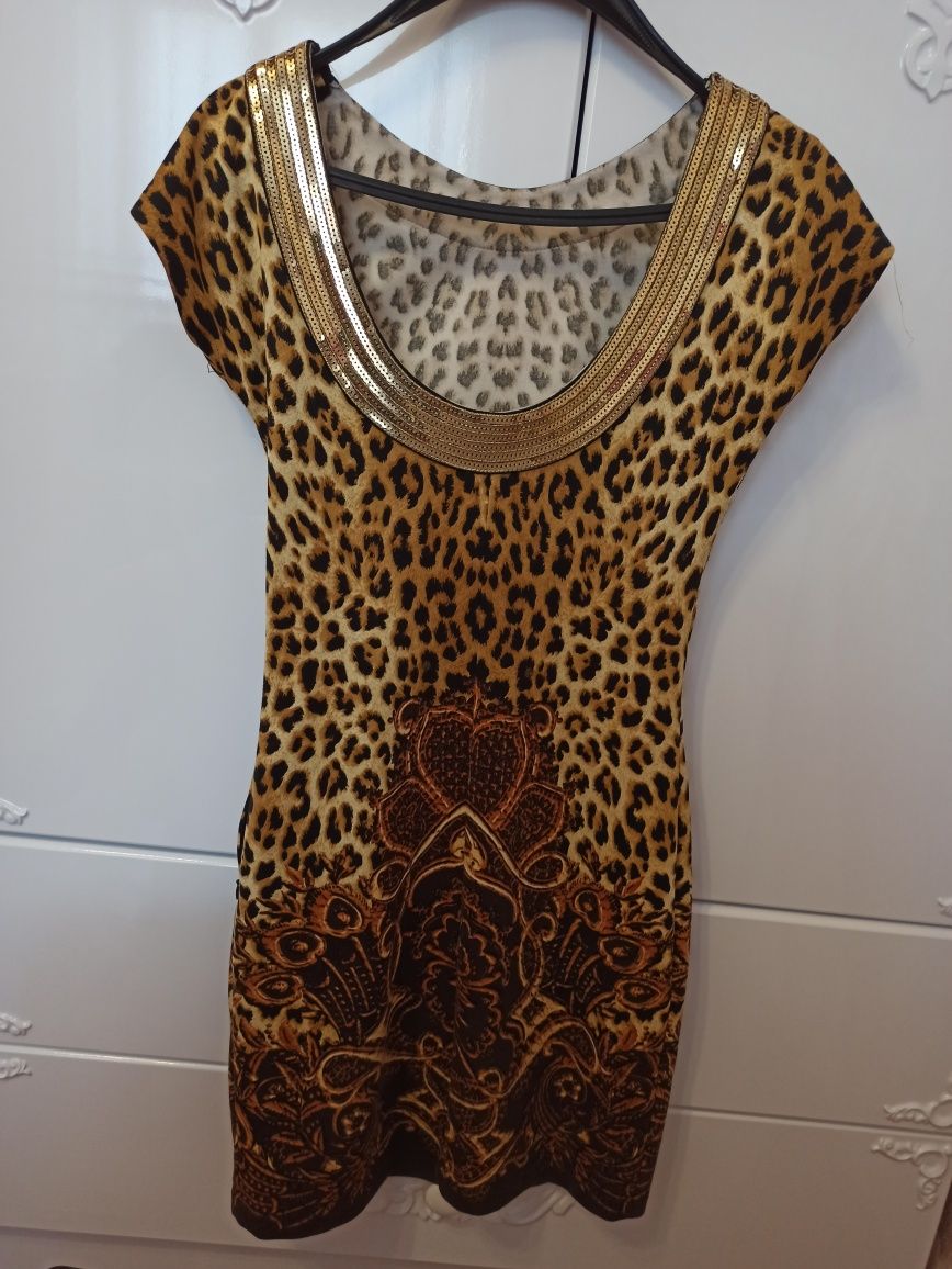 Красивое платье с леопардовым принтом