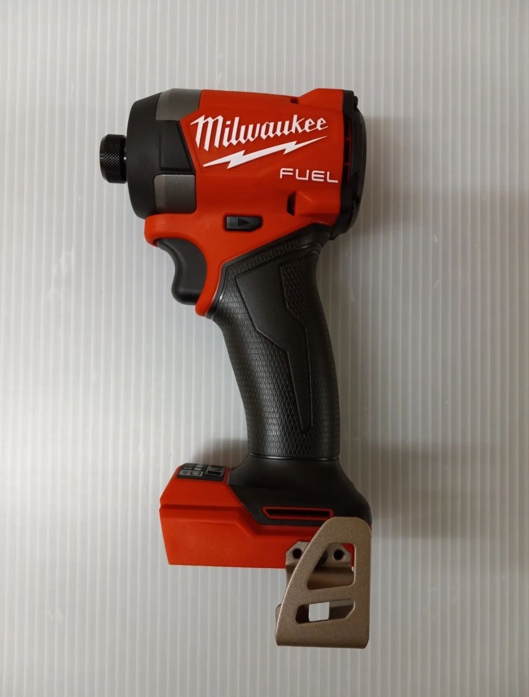 Акумуляторний ударний шуруповерт (імпакт) 1/4" Milwaukee 2953-20 США