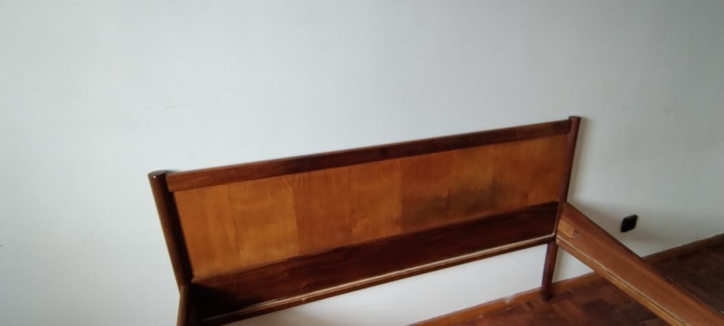 Cama de madeira dos anos 70