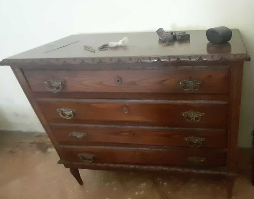 Roupeiro,  cómoda e duas mesas cabeceira
