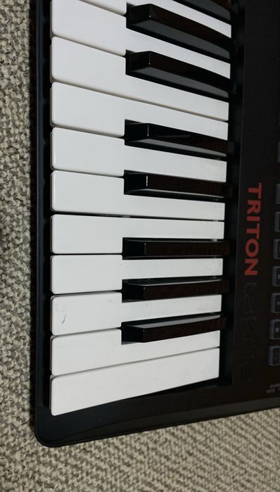 Продам  нову міді клавіатуру Korg Triton