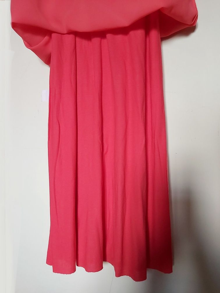 Vestido comprido coral, com adorno em missangas