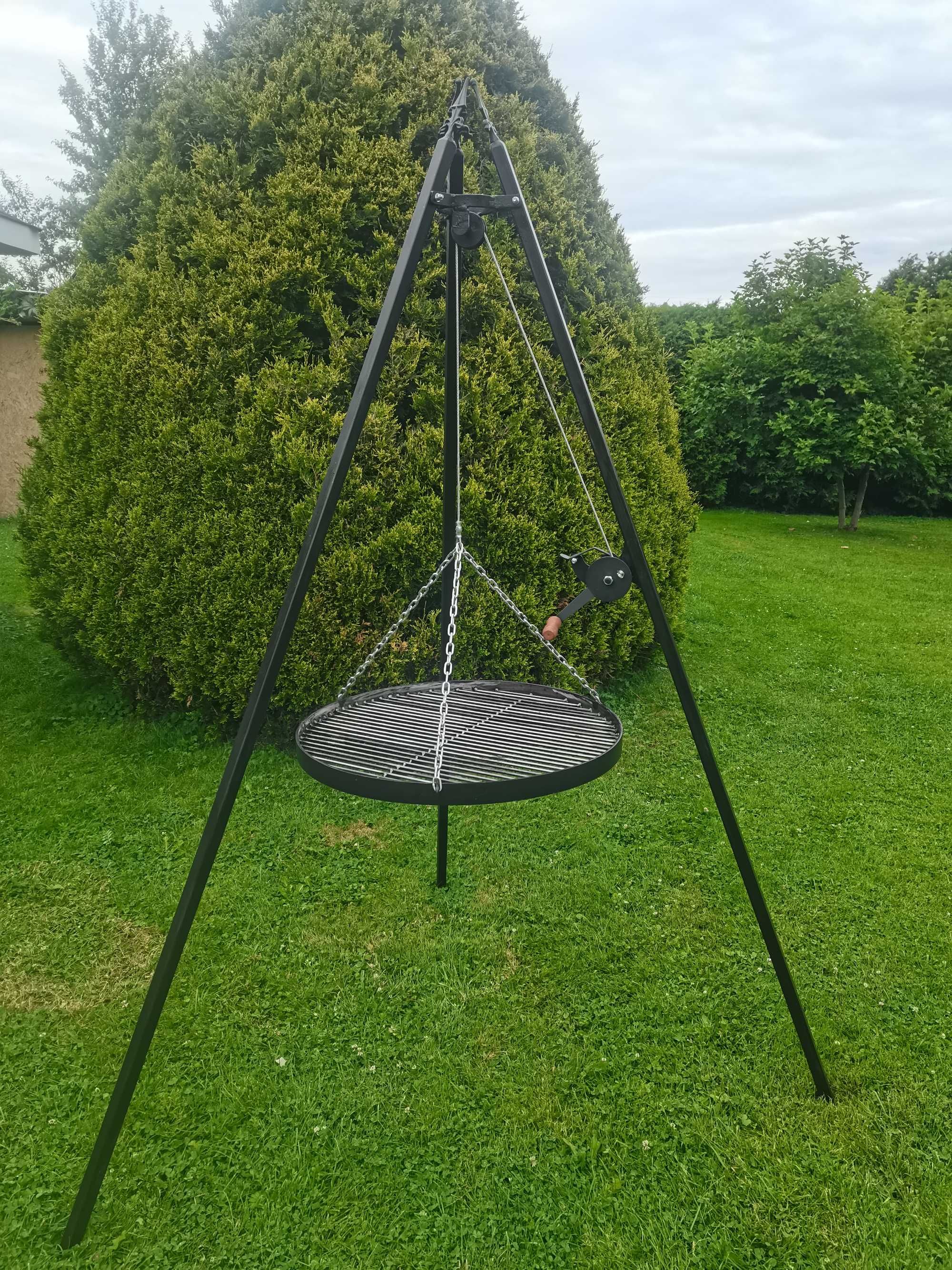 Grill ogrodowy typu trójnóg