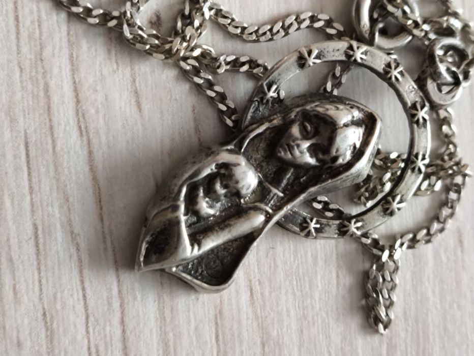 Srebrna Maryja zawieszka na łańcuszku