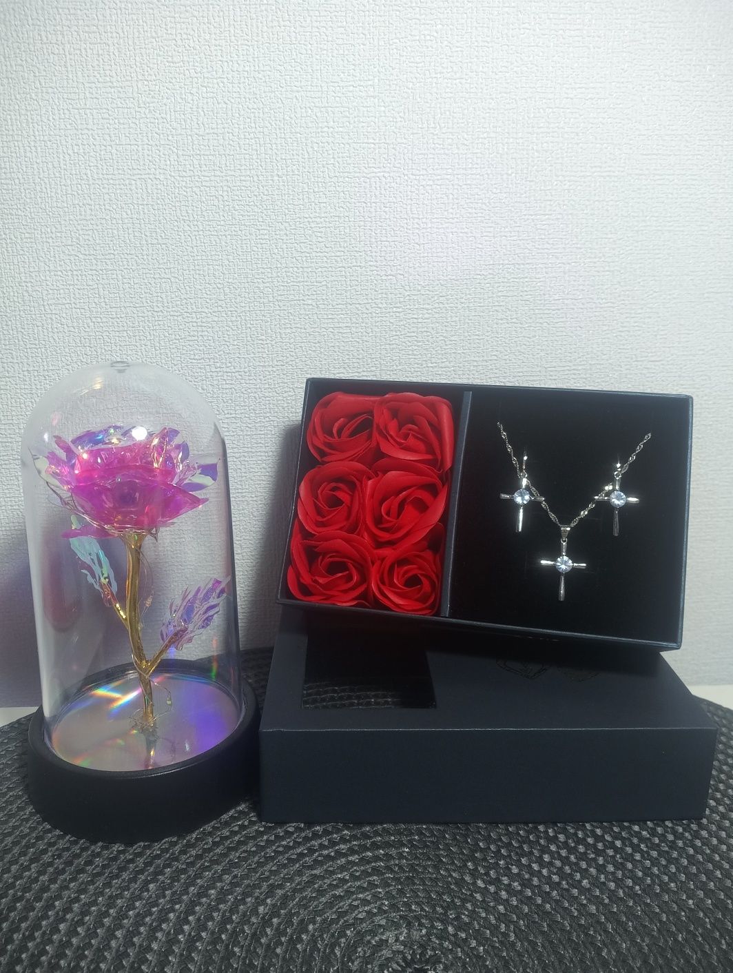 Prezent na dzień matki = biżuteria + pudełeczko + róża w kopule