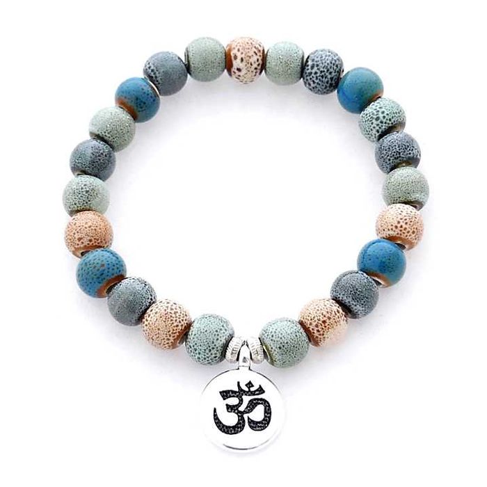 Bransoletka ceramiczna z zawieszką OM mantra w stylu orient boho indie