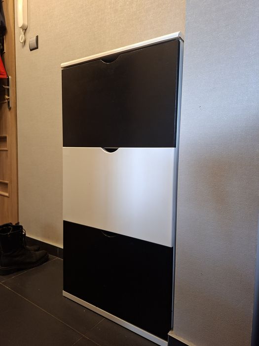 Czarno-biała szafka na buty