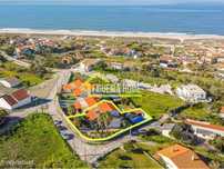 Moradia com vista de mar e piscina junto à praia