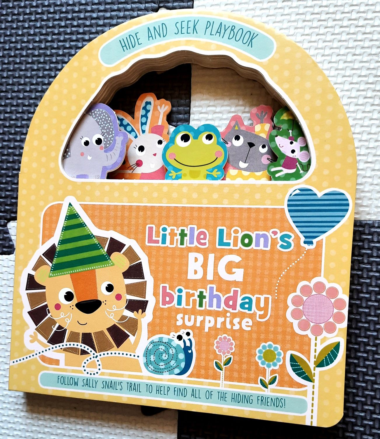 Hide and seek playbook Little Lion's Big birthday suprise po angielsku