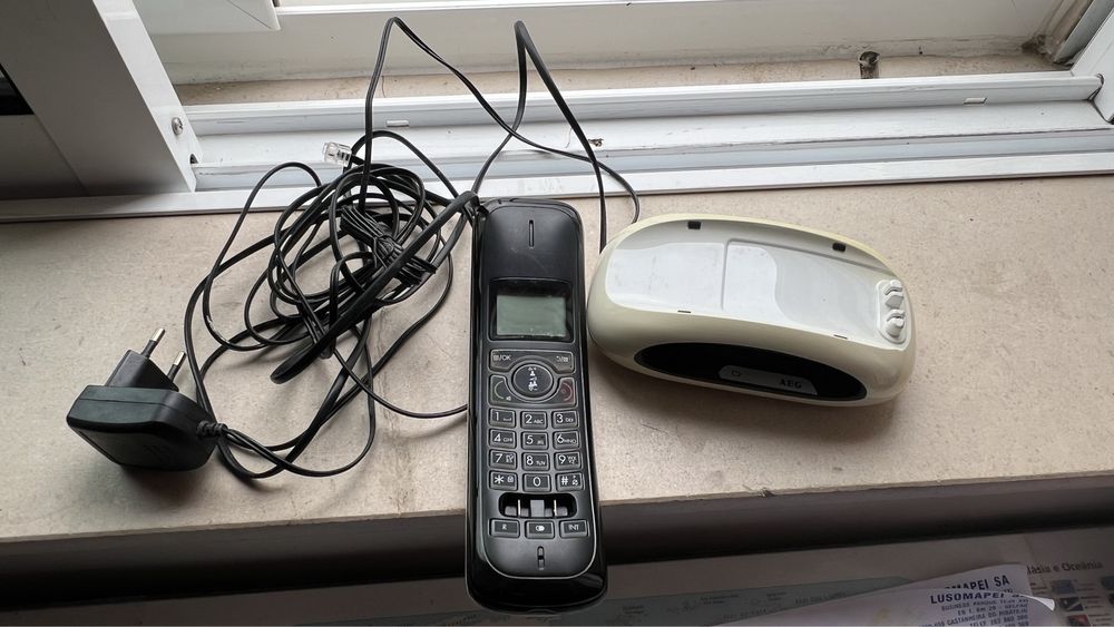 Dois telefones antigos da marca AEG