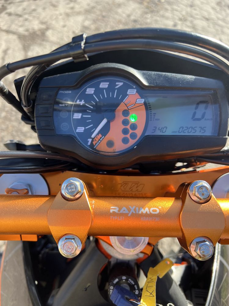 Мотоцикл KTM SMC 690 R розмитений !