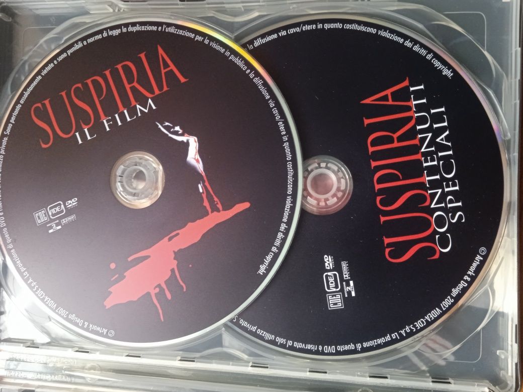 Фільм SUSPIRIA  у металевій упаковці.