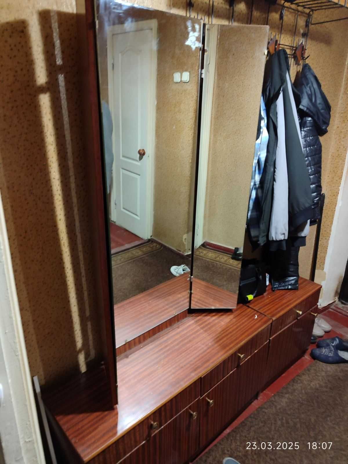 Продам трюмо в гарному стані.