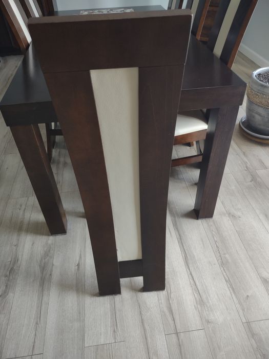 Stół i krzesła do pokoju