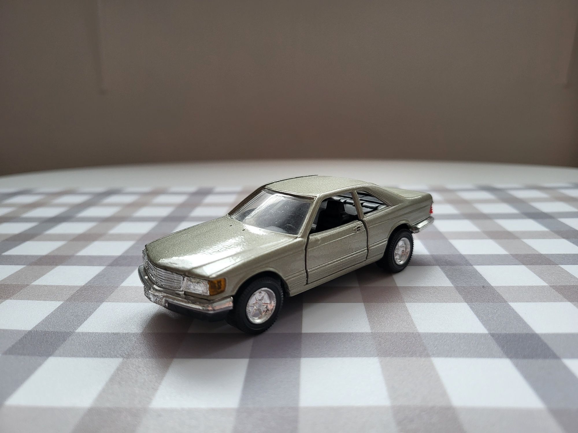 Road Tough Mercedes-Benz W126 SEC 1:43