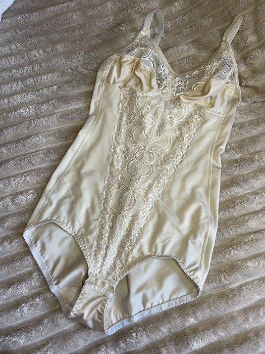 Бежевий боді м роз