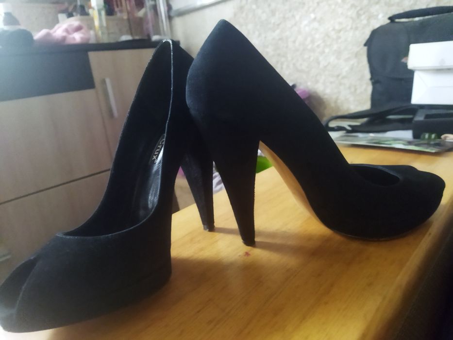 Туфли на высоком каблуке.