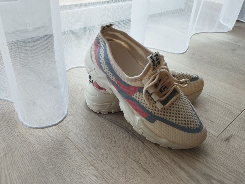 Весняні жіночі кросівки