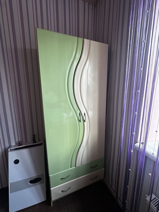 Дитячий стіл та шафа