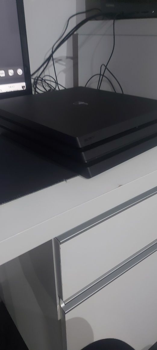 PlayStation 4 pro z 3 grami