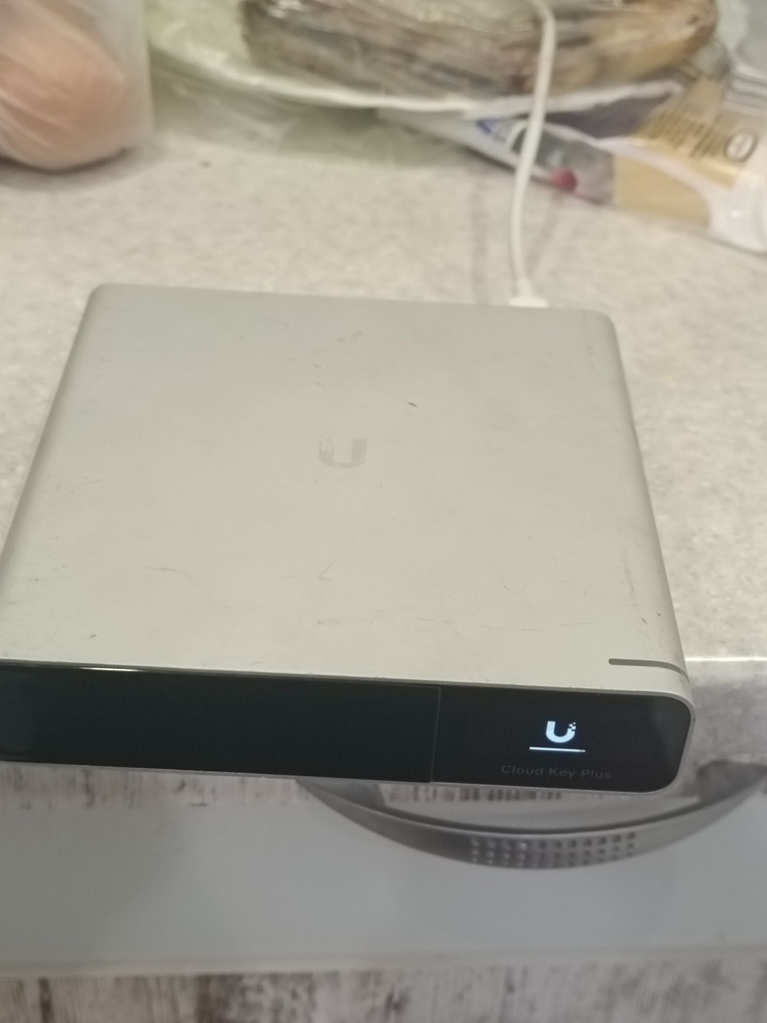 Ubiquiti UniFi Cloud Key Gen2 Plus (UCK-G2-PLUS) мини-ПК с Unifi контр