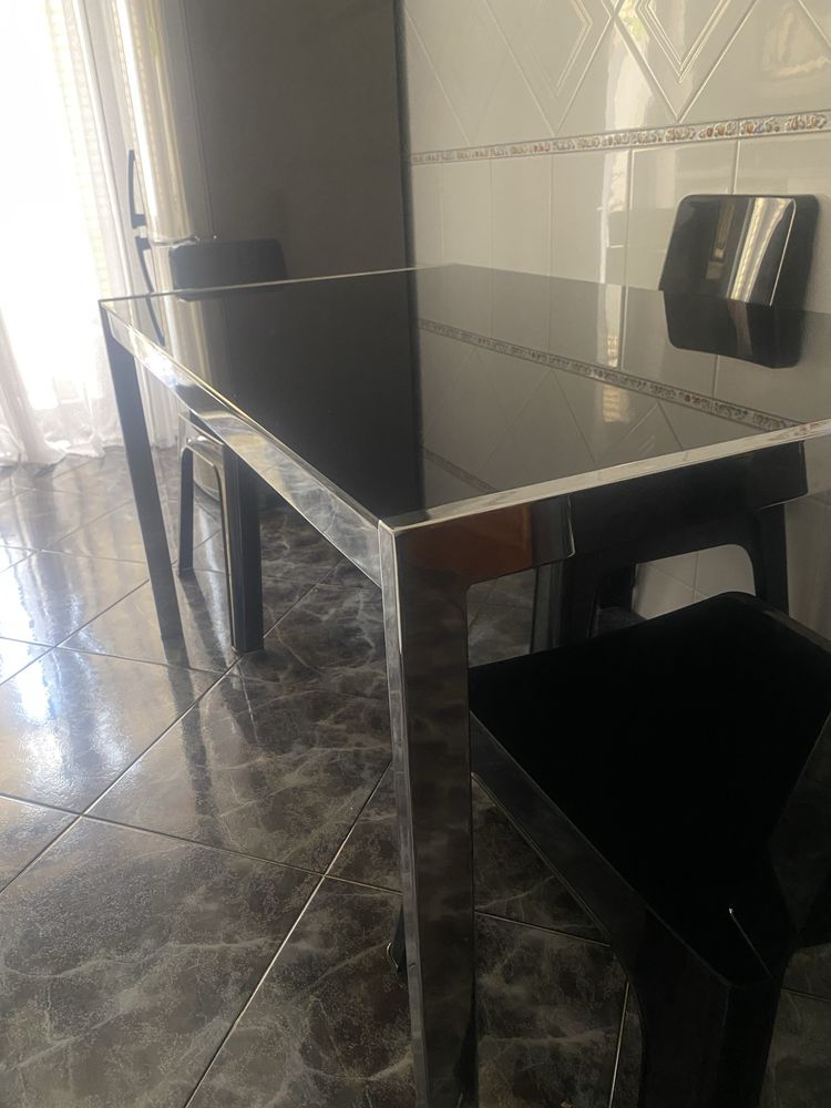 Mesa de cozinha, vidro preto brilhante, temperado + 4 cadeiras pretas