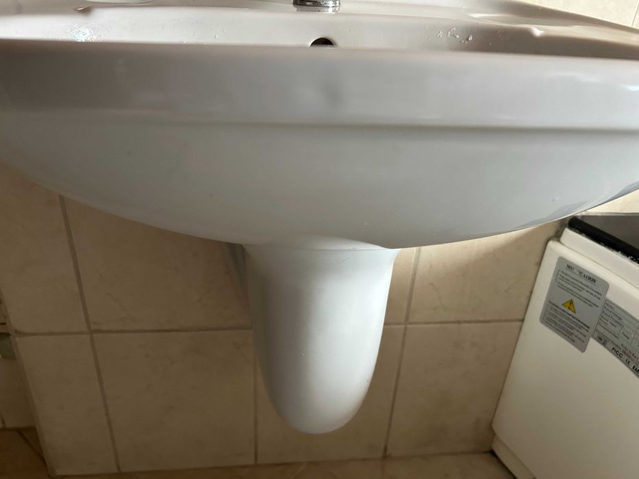 Umywalka wisząca ceramiczna