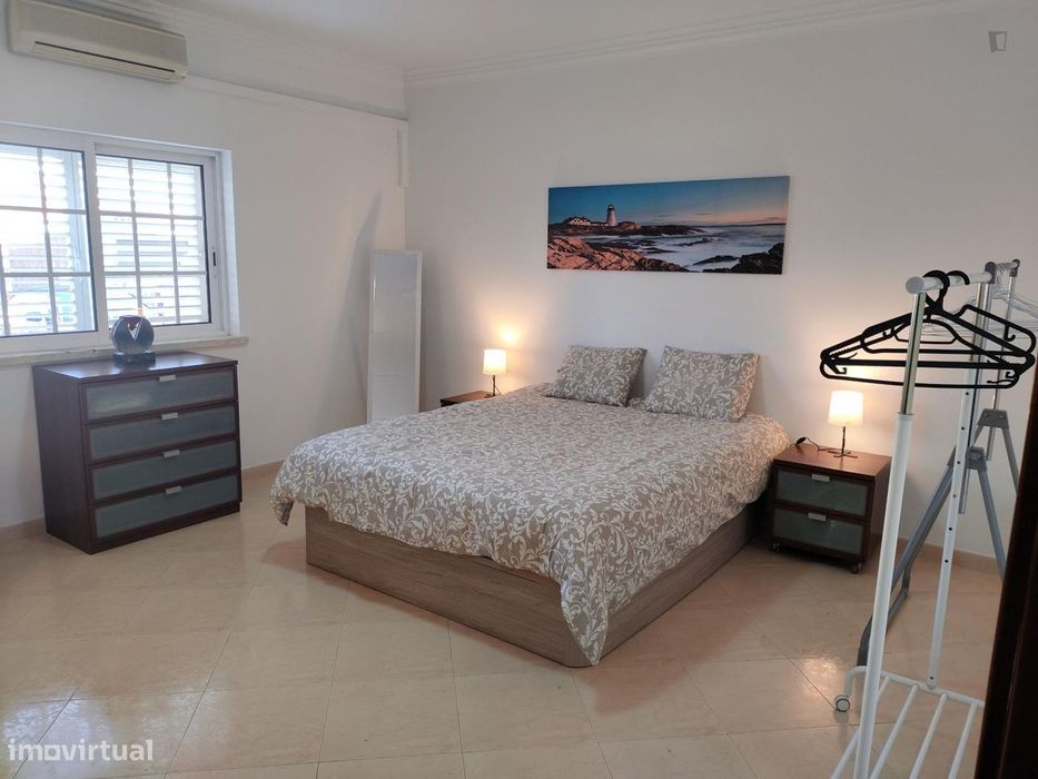 746555 - Quarto espaçoso e confortável em...