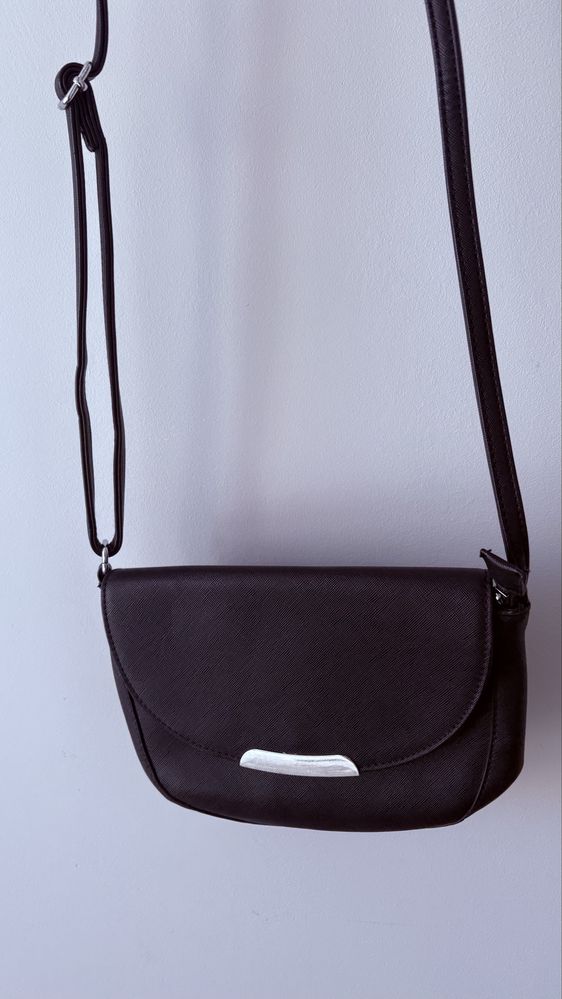 Czarna torebka crossbody