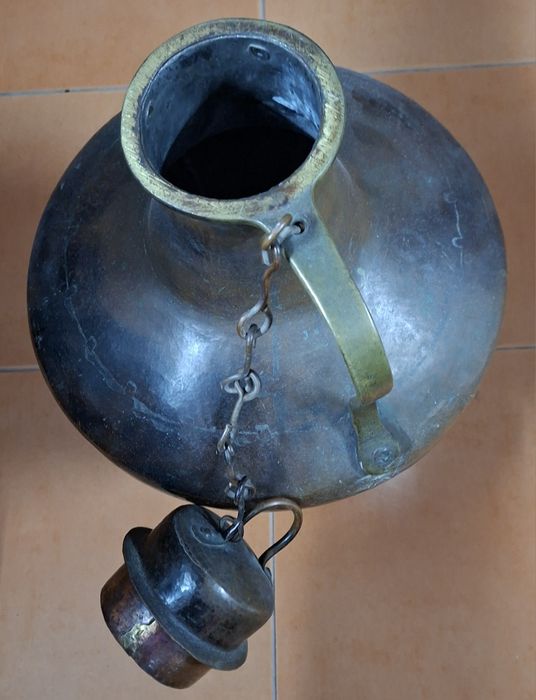 Pote em cobre antigo em bom estado