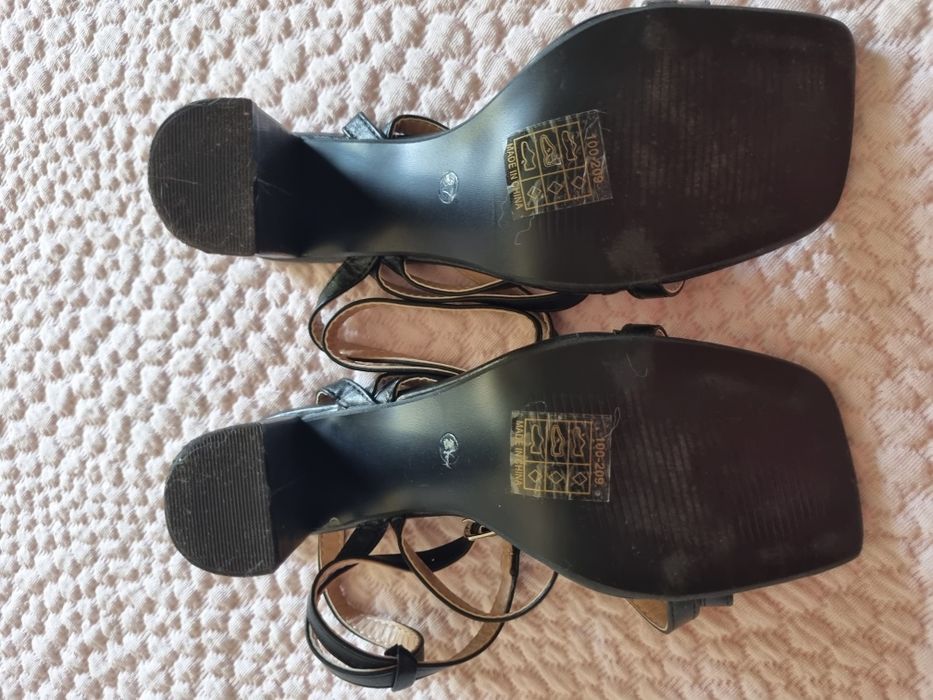 Sandálias em pele 37.