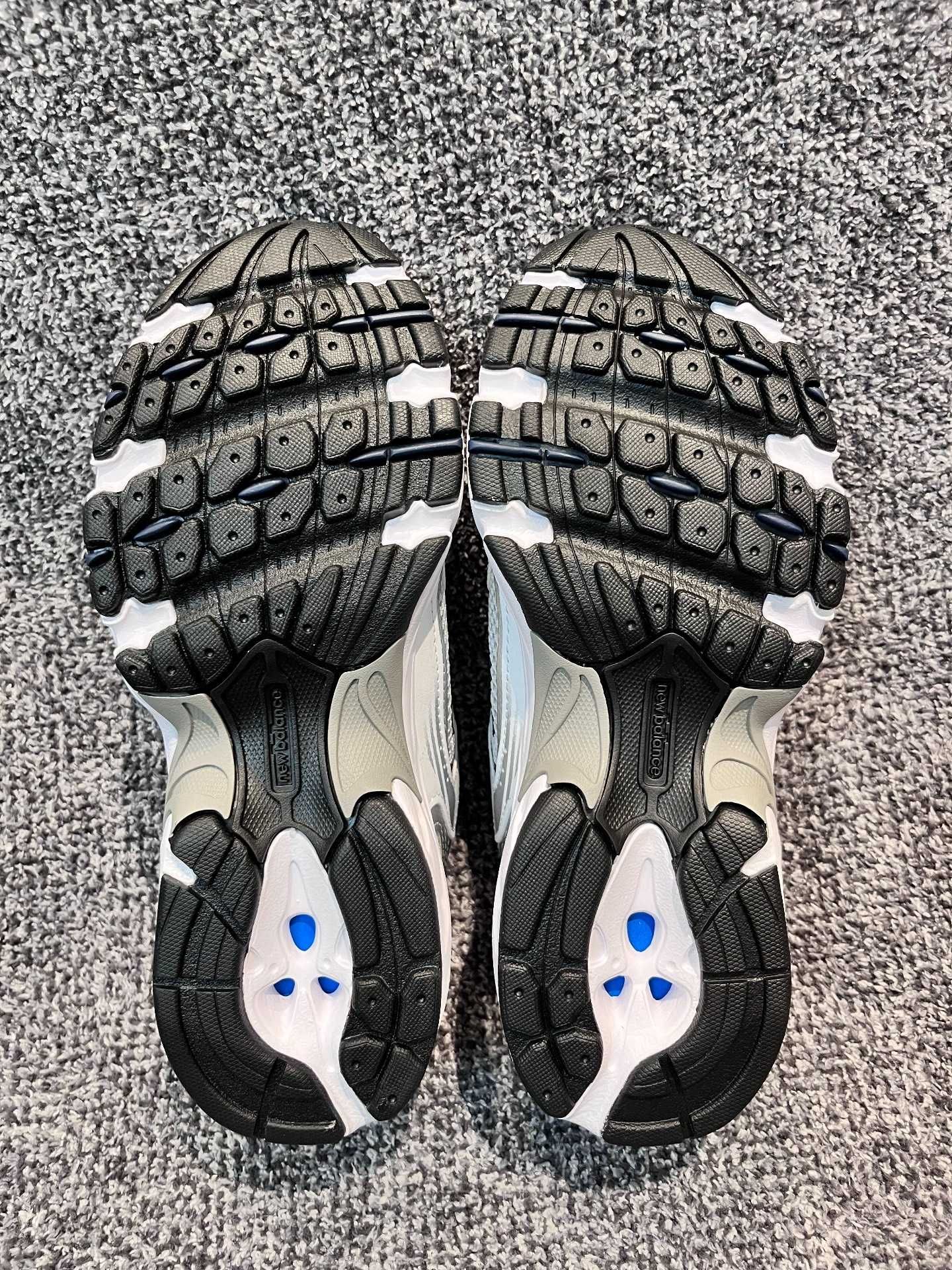 WhiteSilver\NewBalance*Damskie*ModaMR530SG UnisexTrampki.39.5