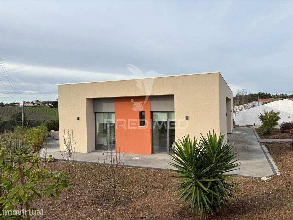 Moradia T4 + T2 perto de Caldas da Rainha